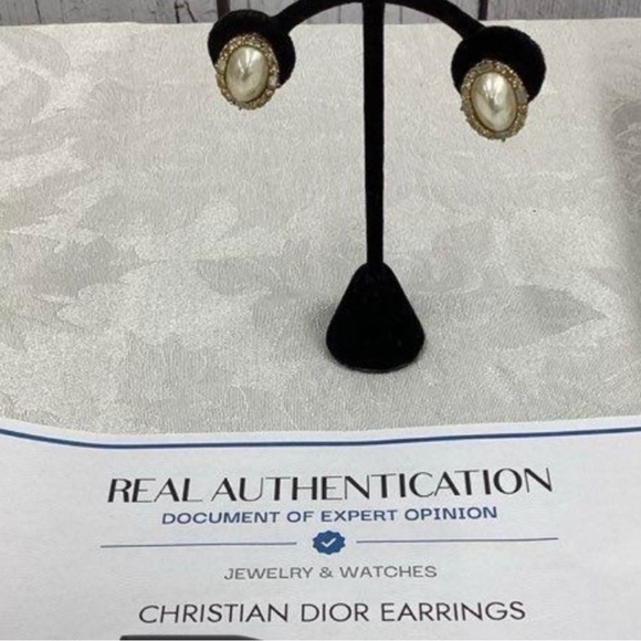 Dior earrings and comes with Certificate of Authentication - Picture 5 of 6